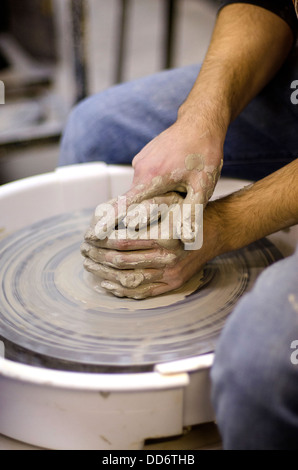 Gli studenti di arte a Tralee membro Università lavoro con argilla in ceramica studio Foto Stock