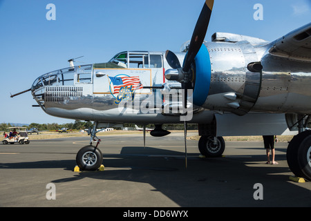 Un edificio restaurato del North American B-25 bombardiere sul display al Pacific Coast Air Museum airshow. Foto Stock