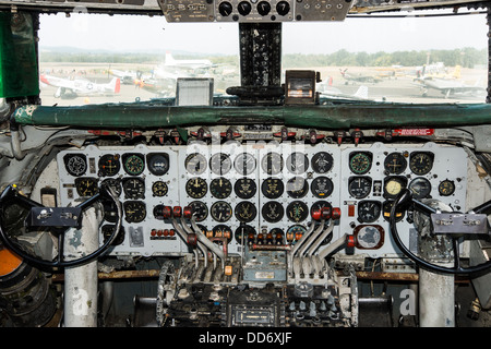 All'interno del cockpit di un russo Ilyushin IL-14 al Pacific Coast Air Museum airshow. 8/18/2013, Santa Rosa, California. Foto Stock