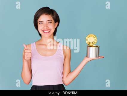 Ritratto di orgoglioso e fiducioso giovane donna multirazziale nel serbatoio superiore di metallo di riciclo può Foto Stock