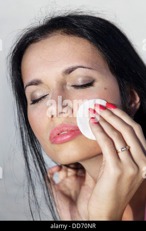 Close up della ragazza che pulisce la sua faccia da tonic Foto Stock