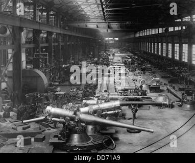 Grandi armi prodotte presso la Bethlehem Steel Company. 6 pollici di pistole con loro supporti in primo piano; immediatamente nella parte posteriore, Foto Stock