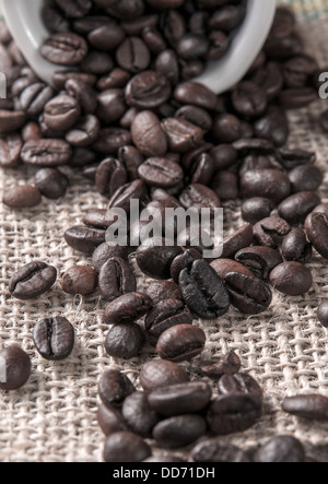 I chicchi di caffè su tela, vicino fino foto Foto Stock