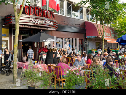 Le persone che si godono il patio esterno in un ristorante sulla unità commerciale in Vancouver. Durante la giornata italiana Festival 2013. Foto Stock