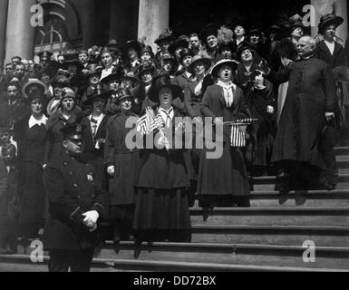 Il terzo prestito Liberty campagna durante la guerra mondiale I. Membri della "libertà di prestito " coro cantando sui gradini della City Hall di New York Foto Stock