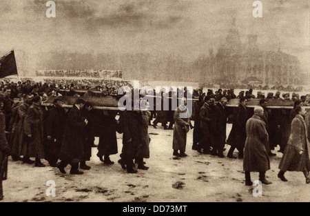 Rivoluzione russa. Funerali di 182 persone uccise dalla polizia zarista nel febbraio 26,1917. Essi sono stati sepolti in Petrograd campo di Foto Stock