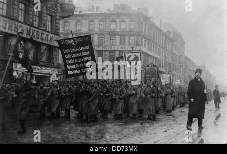 Rivoluzione russa. Funerali di 182 persone uccise dalla polizia zarista nel febbraio 26, 1917. La folla con il banner in strada, St. Foto Stock