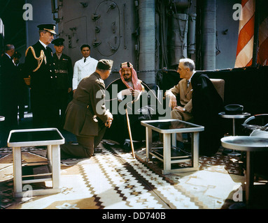 Il presidente Franklin Roosevelt soddisfa con Saudi Arabian Re Ibn Saud. 14 febbraio, 1945. A sinistra sono ammiraglio William Leahy e Col. Foto Stock