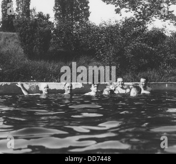 Franklin Roosevelt e Missy Lehand (sinistra) con altri in Hyde Park piscina. 1930. Diritto di FDR è il suo corpo di guardia Gennerich Gus, Foto Stock