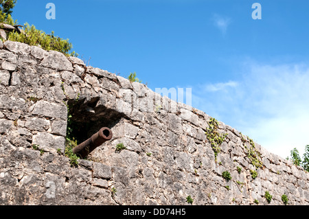 Roccaforte muro di pietra con il cannone in squarcio Foto Stock