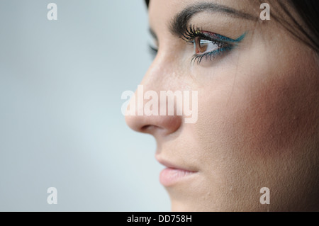 Profilo sinistro di un giovane volto di donna con colorati per il make-up Foto Stock
