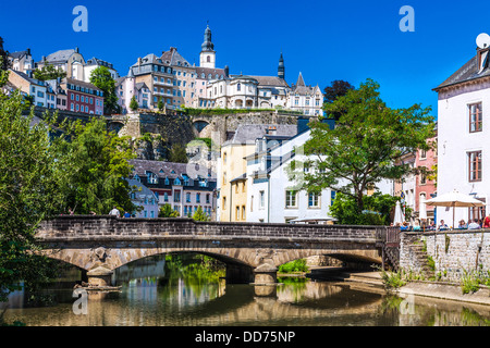Vista verso la medievale Ville Haute dal fiume Alzette nel Grund distretto della città di Lussemburgo. Foto Stock