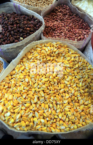 Il mais, arachidi e di altri prodotti alimentari in vendita al mercato di Otavalo Foto Stock