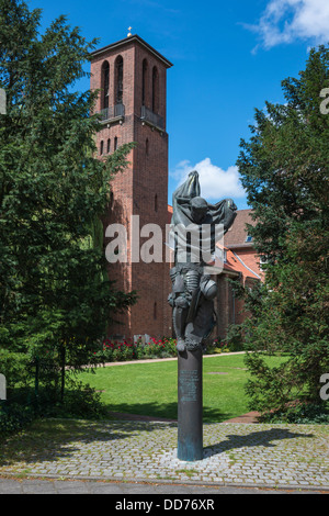 Germania, Schleswig Holstein di Kiel, statua di bronzo e la Torre del monastero Foto Stock