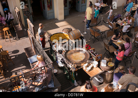 Guardando verso il basso su un esterno cucina cucina paella. Mangiare Fuori in Covent Garden. Londra Foto Stock