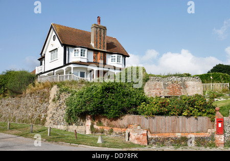 Un bianco tradizionale Shiplap Kent house. Questo uno si affaccia sulla baia di Oldstairs Kingsdown Foto Stock