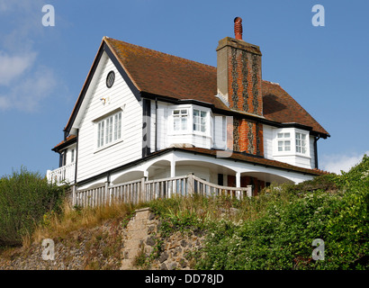 Un bianco tradizionale Shiplap Kent house. Questo uno si affaccia sulla baia di Oldstairs Kingsdown Foto Stock