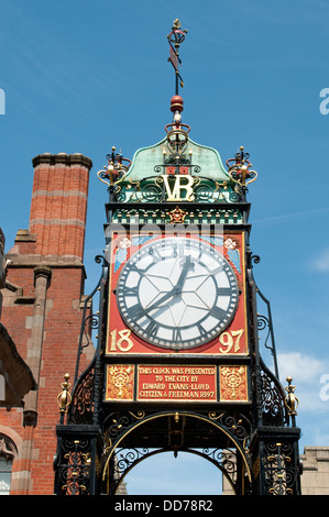 Orologio storico a porta est, le mura della città di Chester, Cheshire, Regno Unito Foto Stock