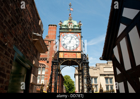 Orologio storico a porta est, le mura della città di Chester, Cheshire, Regno Unito Foto Stock