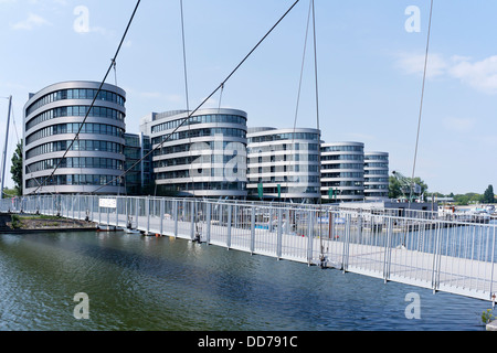 Germania, Norh Reno Westfalia, Duisburg, vista di cinque barche e un ponte pedonale Foto Stock
