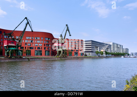 Germania, Norh Reno Westfalia, Duisburg, Pier Eins con gru Foto Stock