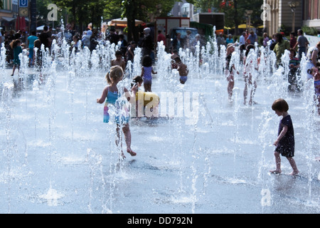 Germania, Norh Reno Westfalia, Duisburg, i bambini giocando in fontana Foto Stock