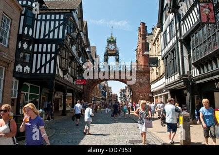 Porta est, le mura della città, oltre Foregate Street, Chester, Cheshire, Regno Unito Foto Stock