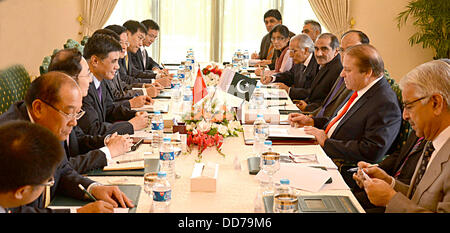 Islamabad, Pakistan. 28 Agosto, 2013. Il primo ministro Muhammad Nawaz Sharif delega per riunione dello sviluppo nazionale e la commissione per la riforma della Cina, presso la casa di PM di Islamabad Handout dal Pakistan informazioni dipartimento PID/Deanpictures/Alamy Live News Foto Stock