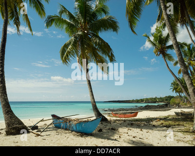 Vuoto spiaggia di sabbia bianca con due barche di pescatori sull'isola di paradiso Foto Stock