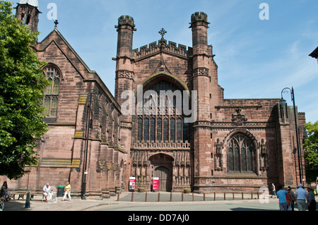 Chester Cathedral, il fronte ovest con la scanalatura perpendicolare finestra e portale, Chester, Regno Unito Foto Stock