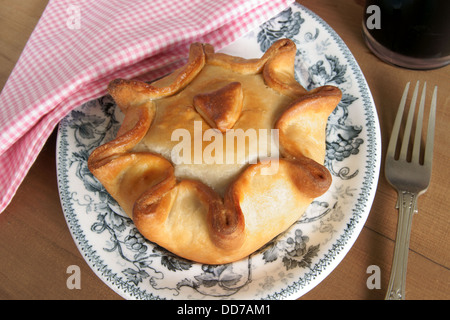 Tradizionale stile British pasticcio di maiale con artigianali di acqua fredda la pasticceria Foto Stock