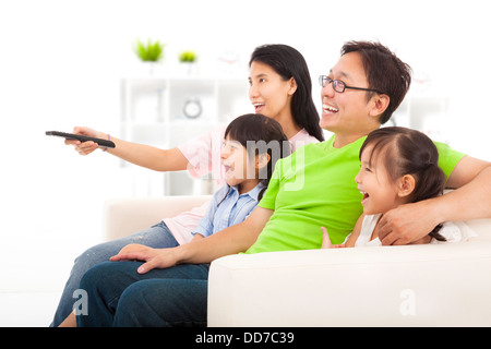 La famiglia felice di guardare la tv Foto Stock