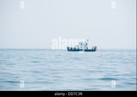 Tempo libero piccola barca da pesca al largo della costa del Galles del Sud, Regno Unito Foto Stock