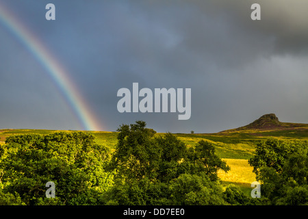 Arcobaleno sulla Harthope Valley a Housey Crags in bella luce serale, Northymberland, Regno Unito con spazio di copia Foto Stock