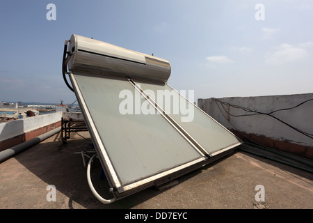 Calorifero di acqua solare sul tetto in Casablanca, Marocco Foto Stock
