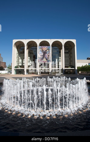 Fontana REVSON (©JOHNSON 1964 / DSR 2009) Metropolitan Opera House (©WALLACE HARRISON 1966) MAIN PLAZA LINCOLN CENTER MANHATTAN NEW YORK CITY USA Foto Stock