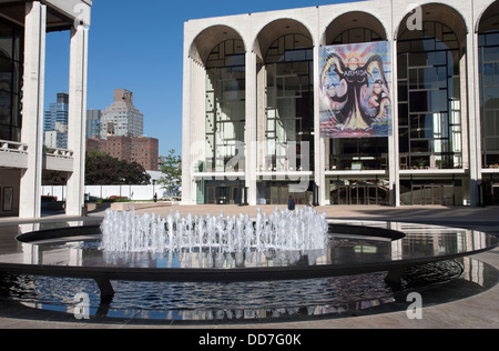 Fontana REVSON (©JOHNSON 1964 / DSR 2009) Metropolitan Opera House (©WALLACE HARRISON 1966) MAIN PLAZA LINCOLN CENTER MANHATTAN NEW YORK CITY USA Foto Stock