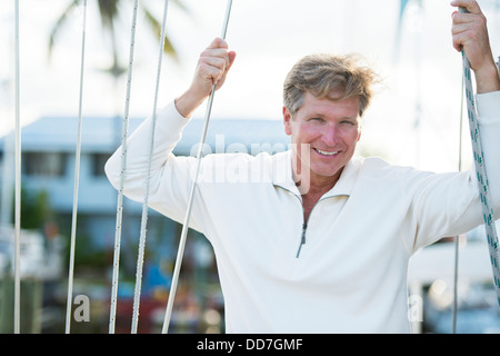 Uomo caucasico sorridente all'aperto Foto Stock