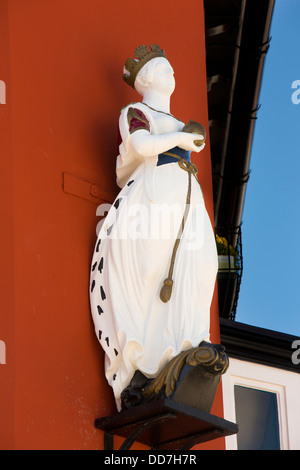 Regno Unito, Galles Ceredigion, Aberystwyth, Portland Street, Treehouse Delicatessen Queen Victoria, nave la polena segno sulla ex pub Foto Stock