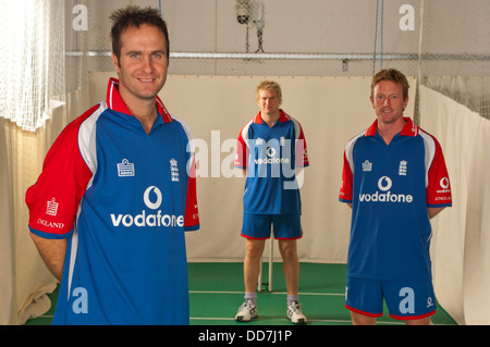 In inghilterra il cricketers Michael Vaughan, Matthew Hoggard e Paolo Collingwood in Admiral kit di cricket Foto Stock