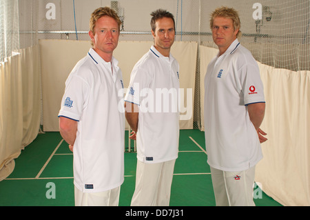 In inghilterra il cricketers Michael Vaughan, Matthew Hoggard e Paolo Collingwood in Admiral kit di cricket Foto Stock