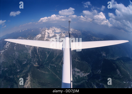 Piano di aliante Twin Astir volare con altri due su Peña de Otal e Ordesa Valley, Aragona, Spagna Foto Stock