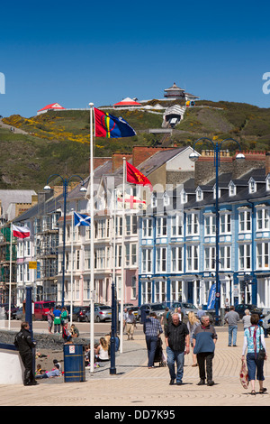 Regno Unito, Galles Ceredigion, Aberystwyth, visitatori sul terrazzo marino promenade Foto Stock