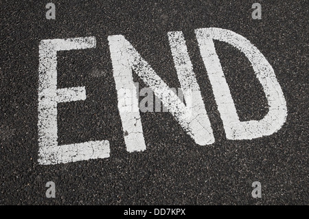 Fine dipinto di bianco su asfalto stradale Foto Stock