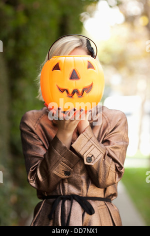 La donna caucasica holding jack o' benna lanterna Foto Stock