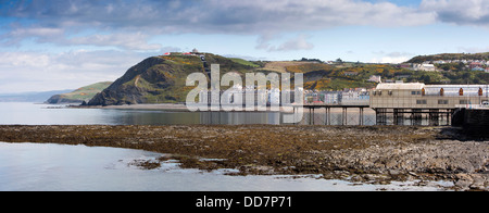 Regno Unito, Galles Ceredigion, Aberystwyth, il lungomare e il molo a bassa marea, panoramica Foto Stock