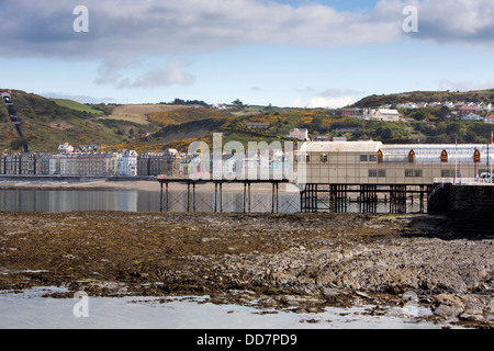 Regno Unito, Galles Ceredigion, Aberystwyth, il lungomare e il molo a bassa marea Foto Stock