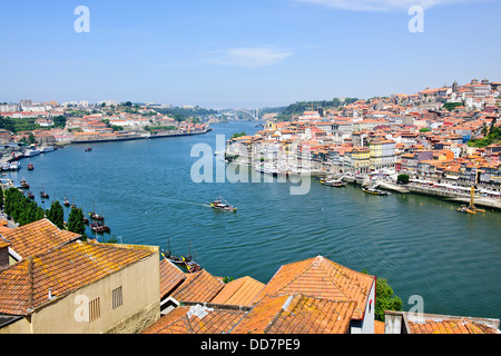 Fiume Douro,Ponte de Arrabida prima dell'Oceano Atlantico,Imbarcazioni da fiume,bar,Case porta,Porto,Porto,Portogallo Foto Stock