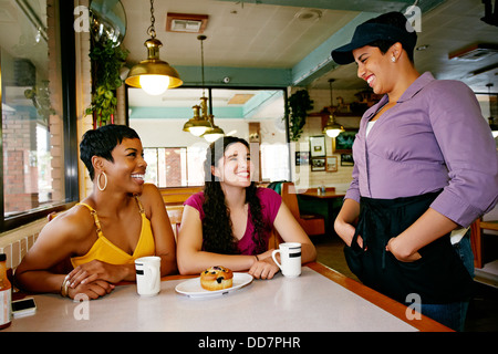 Cameriera a parlare con i clienti nel ristorante Foto Stock