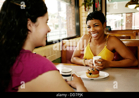 Le donne aventi caffè insieme nel ristorante Foto Stock